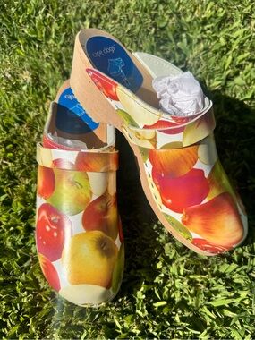 Cape Clogs Women's Fruit-Print Leather Clogs - Multicolor Apple